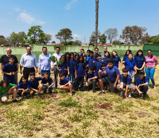 Câmara de Terenos celebra Dia da Árvore com plantio de ipês e ação ambiental nas escolas